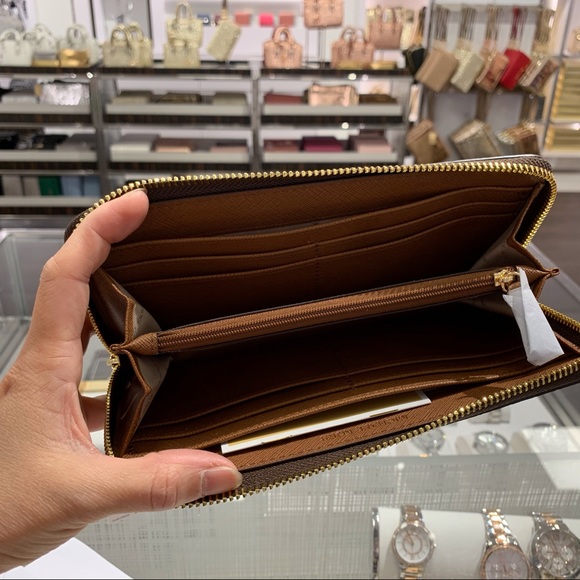 MICHAEL KORS GIFTABLES IN BOX LG WALLET - Picture 5 of 7